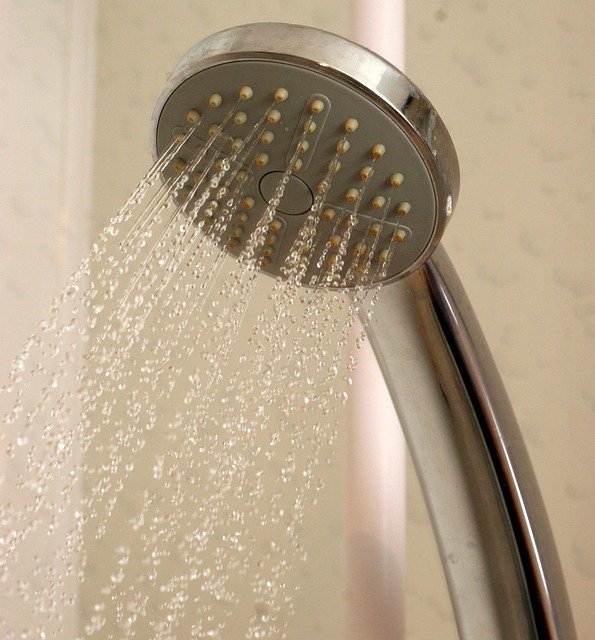 Woda lecąca z słuchawki prysznicowej