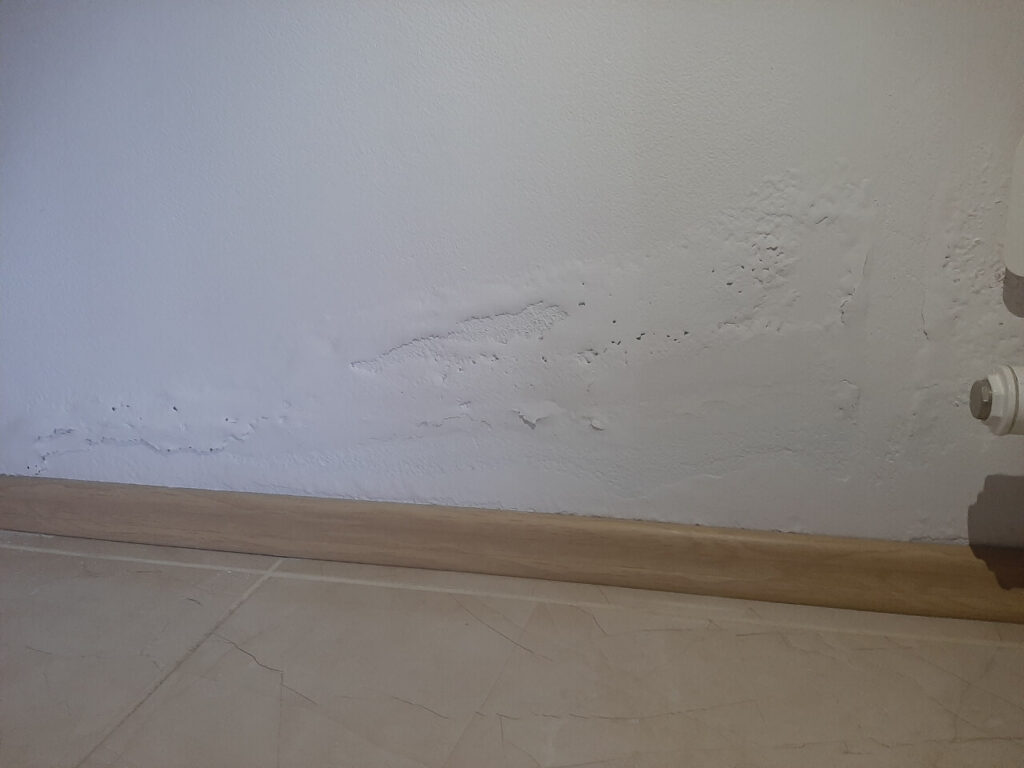 mokra ściana - woda z łazienki - przykład 2