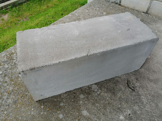 Szary bloczek betonu komórkowego